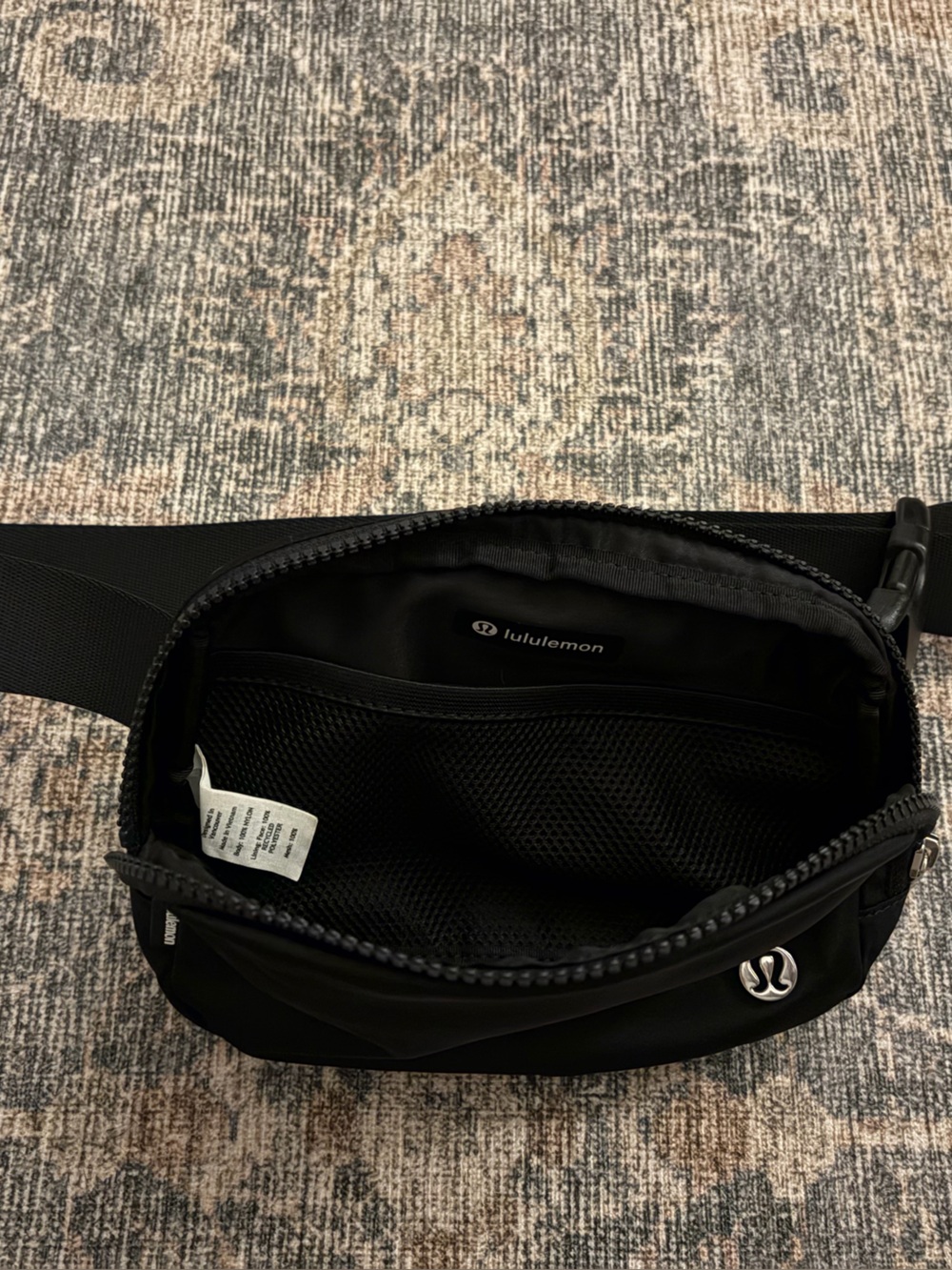 Lululemon everywhere belt bag 1L in Black - Picture 2 of 3